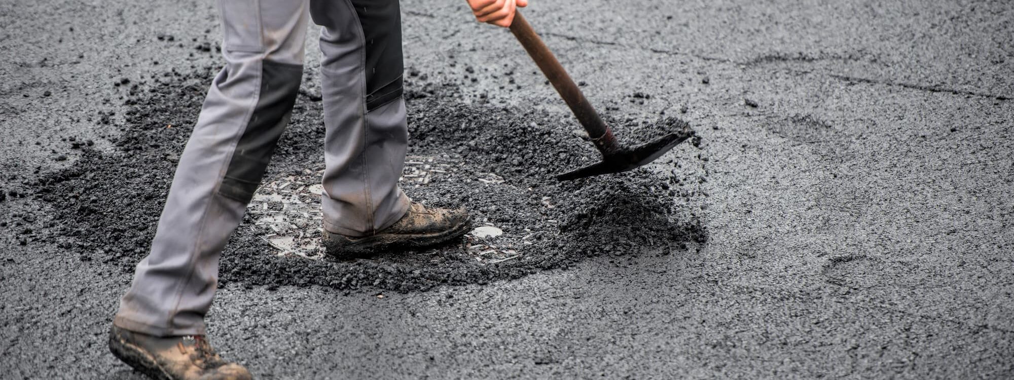 ADOBESTOCK_207711695 2000X750 | BTTP90 Quels avantages offre le macadam pour l’aménagement de vos allées et parkings extérieurs ? Cernay